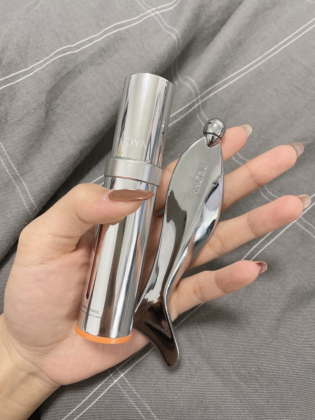 眼霜—Kerrykerry宝贝收到了，刚用肌肤嘟噜嘟噜的喝水，用完之后脸明显变白了，很喜欢